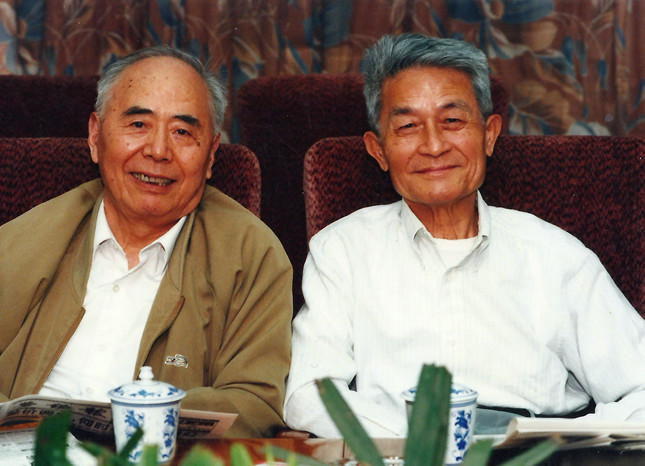 4,1997年5月13日,徐中玉与钱谷融参加劳动报座谈_副本.jpg